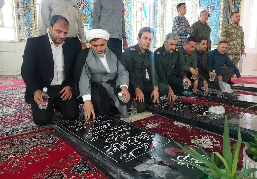 آیین عطرافشانی قبور مطهر شهدا به مناسبت هفته‌ی دفاع مقدس