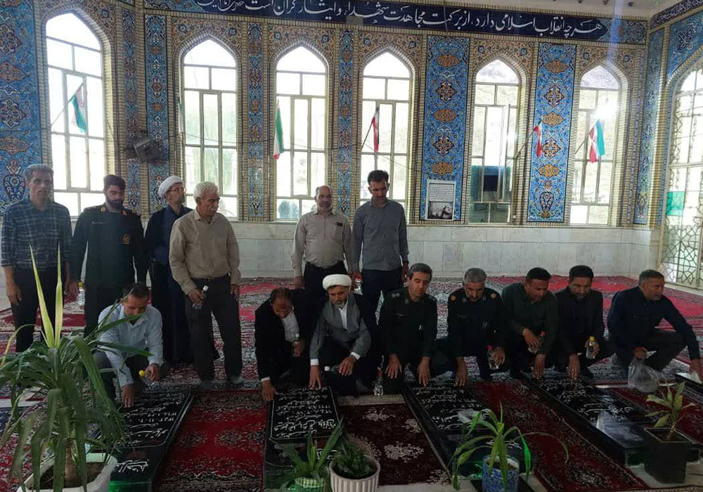 آیین عطرافشانی قبور مطهر شهدا به مناسبت هفته‌ی دفاع مقدس